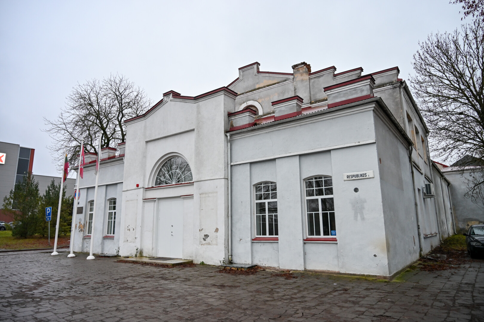 Ekspertams nustačius, kad Šaulių sąjungai priklausančio pastato, senojo miesto teatro, būklė kone avarinė, šauliams tenka iš jo kraustytis. P. ŽIDONIO nuotr.