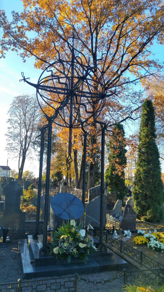 Rasčiauskų šeimos kapavietė Panevėžio Kristaus Karaliaus katedros kapinėse (antkapinio paminklo aut. skulpt. Valdas Bubelevičius, archit. Buivydas Rimantas). Fotogr. A. Rimkūnienės. Panevėžio apskrities Gabrielės Petkevičaitės-Bitės viešosios bibliotekos skaitmeninis archyvas