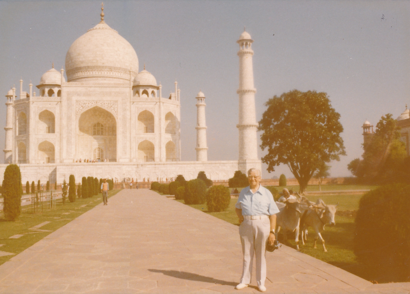 Vladas Rasčiauskas prie Tadž Mahalio mauzoliejaus Agroje (Indija). 1973 m. Panevėžio apskrities Gabrielės Petkevičaitės-Bitės viešoji biblioteka, F95-27