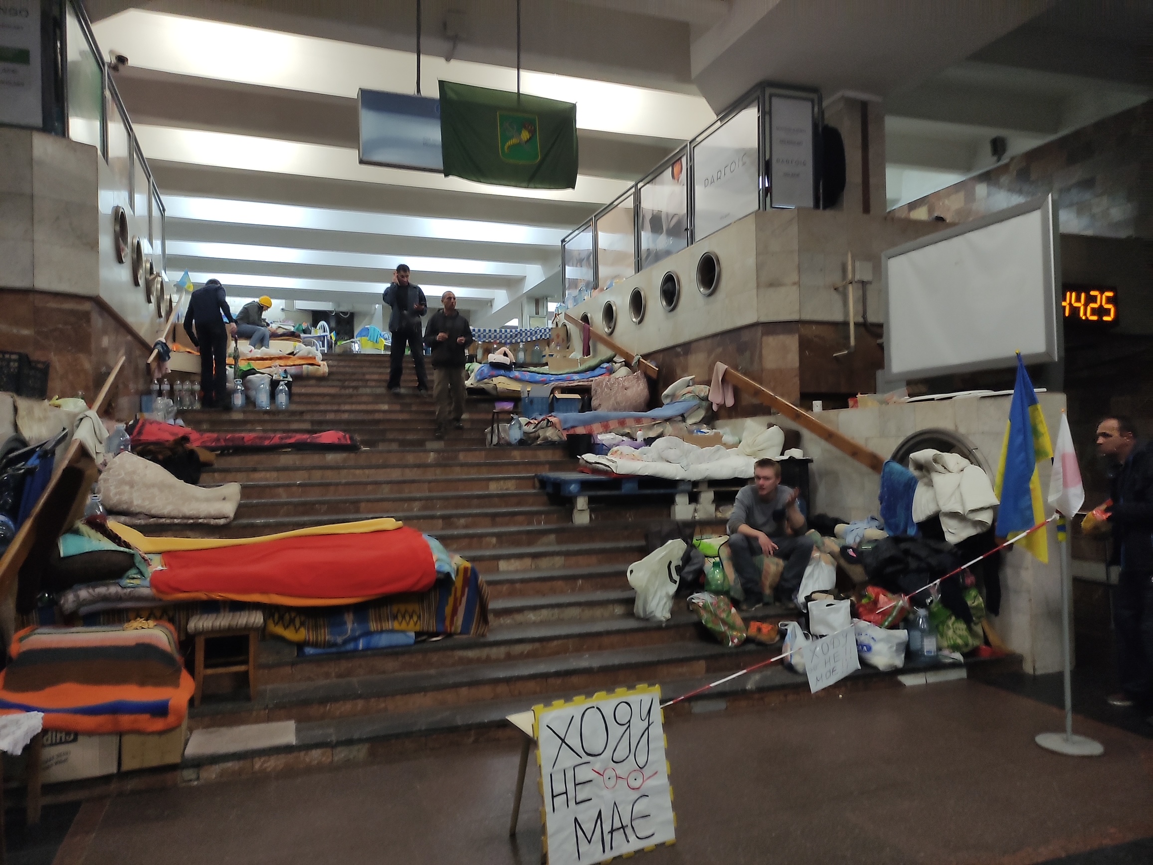Charkivo metro žmonės slepiasi ne tik nuo bombų, bet ir nuo šalčio. E. BUTRIMO nuotr.