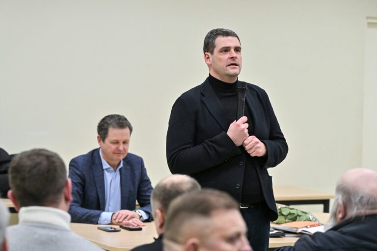 Prokuratūra nusprendė nutraukti ikiteisminį tyrimą dėl metų pradžioje susitikime su rinkėjais Vilkaviškyje jaunuolį apstumdžiusio partijos „Nemuno aušra“ lyderio Remigijaus Žemaitaičio veiksmų. Tačiau dėl minėto incidento administracinę teiseną pradėjo policija.