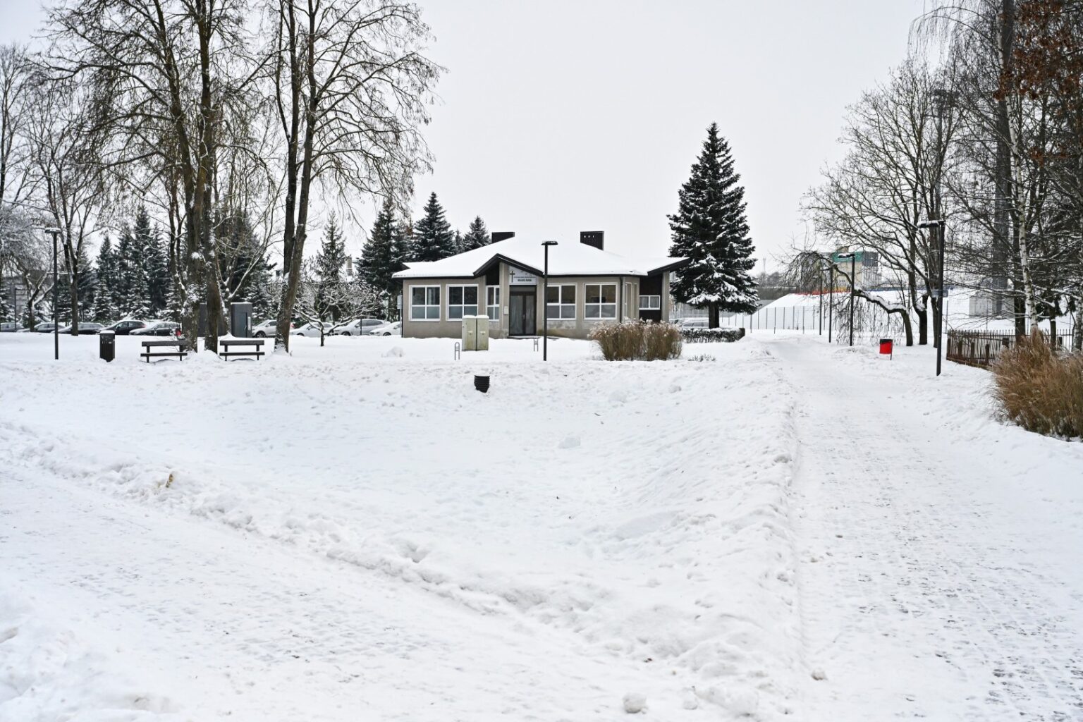 Jaukiai sutvarkytame Marijonų sode, kuriame skamba lietuviškų pasakų įrašai, o išskirtiniai takai mirga tautiniais raštais, daugiau nei penketą metų vietoje suplanuoto fontano plyti nemaža duobė.