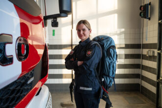 Įsivaizduokite: pradeda kaukti sirenos, telefonas pypsėti, o gal – kaip tik stoja tyla ir dingsta ryšys. Ar žinotumėte, kur eiti? Ką pasiimti? Su kuo susisiekti?