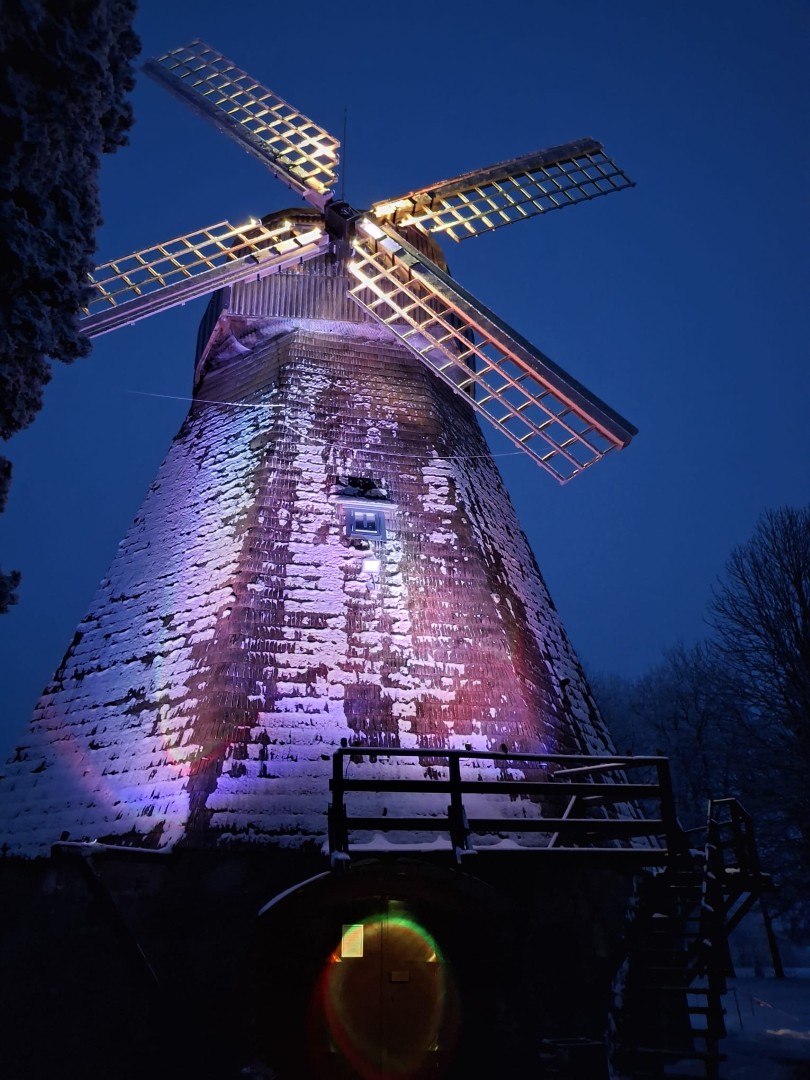 Sutemus istorinis malūnas atgyja – iš tolo akį patraukia šviečiantys, judėjimo įspūdį kuriantys besisukantys sparnai. ĖRIŠKIŲ KULTŪROS CENTRO nuotr.