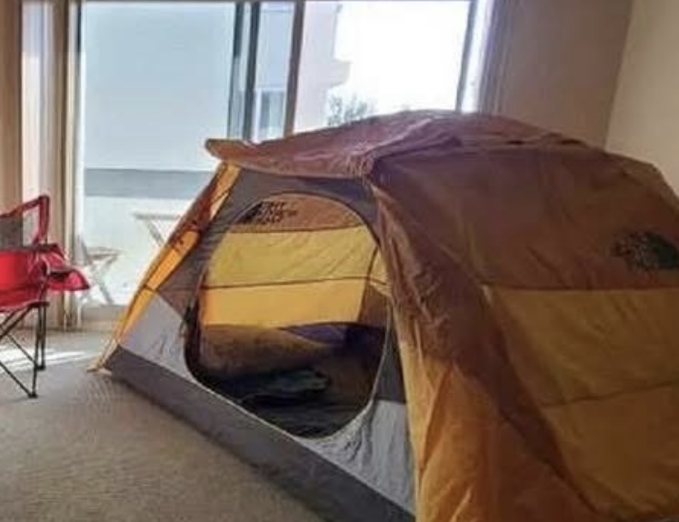 Kad būtų šilčiau, kyjiviečiai butuose stato palapines. E. BUTRIMO nuotr.