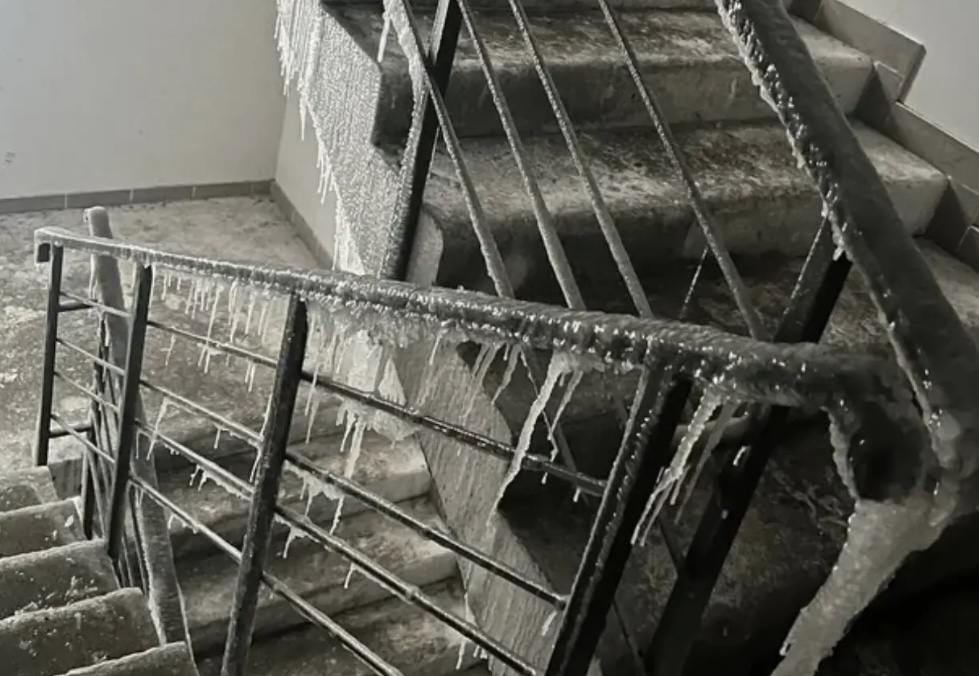 Dalyje namų Kyjive temperatūra nukrito žemiau nulio, koridoriuose varvekliai. E. BUTRIMO nuotr.