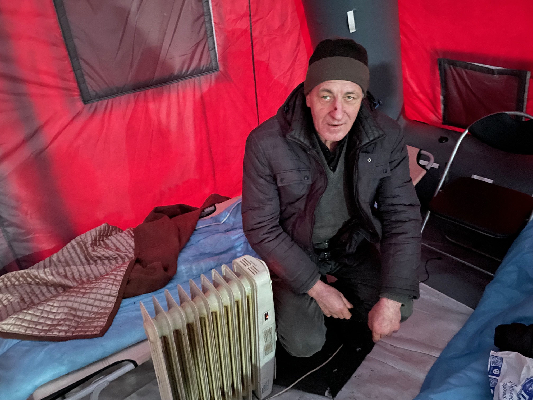 Anatolijus visas keturias karo žiemas Charkive gyvena nešildomame bute apgriautame name, per speigus šildosi pagalbos palapinėje. E. BUTRIMO nuotr.