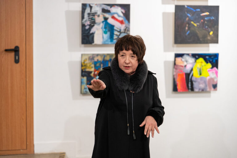 Panevėžietė tapytoja Irina Nosova naujausioje parodoje „Atiduotuvė. Panevėžys“ siūlo žiūrovui pažvelgti ne į žmonių veidus, o į jų paliktus daiktus.