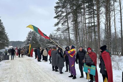 Karinio poligono steigimui Lazdijų rajono savivaldybėje besipriešinantys Kapčiamiesčio bendruomenės atstovai šeštadienį sustojo į gyvą grandinę kelyje nuo miestelio link Sopockino, Baltarusijos.