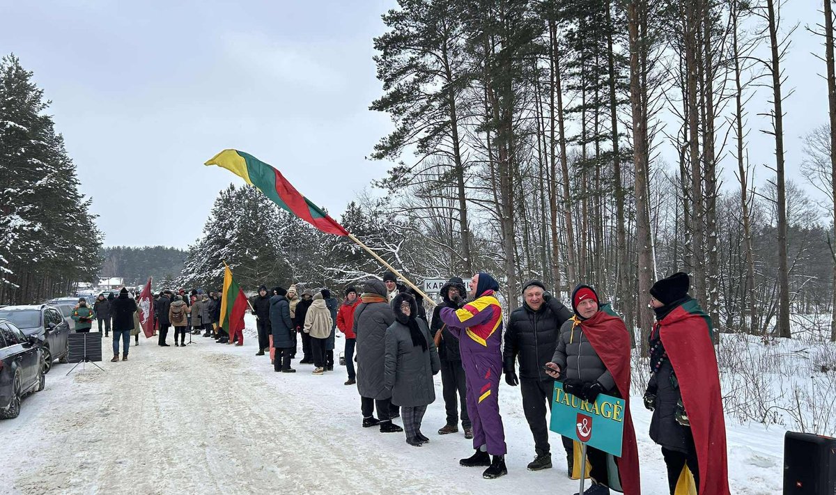 Karinio poligono steigimui Lazdijų rajono savivaldybėje besipriešinantys Kapčiamiesčio bendruomenės atstovai šeštadienį sustojo į gyvą grandinę kelyje nuo miestelio link Sopockino, Baltarusijos.
