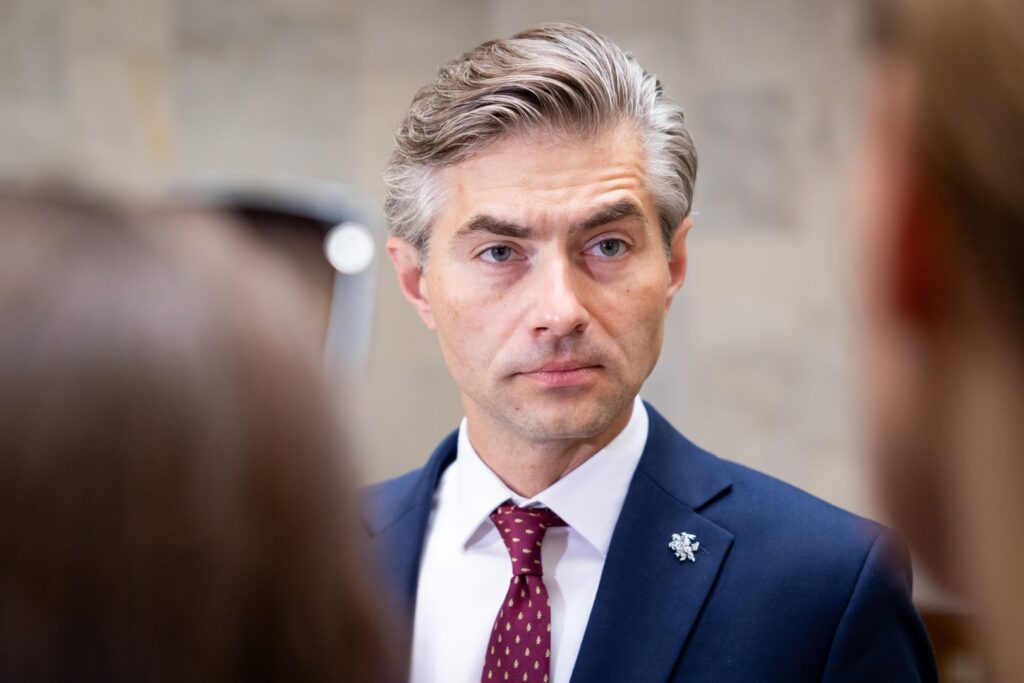 Daliai Europos Sąjungos (ES) valstybių prakalbus apie galimybę derantis dėl taikos Ukrainoje atnaujinti dialogą su Rusija, užsienio reikalų ministras Kęstutis Budrys tokius siūlymus vertina kritiškai.
