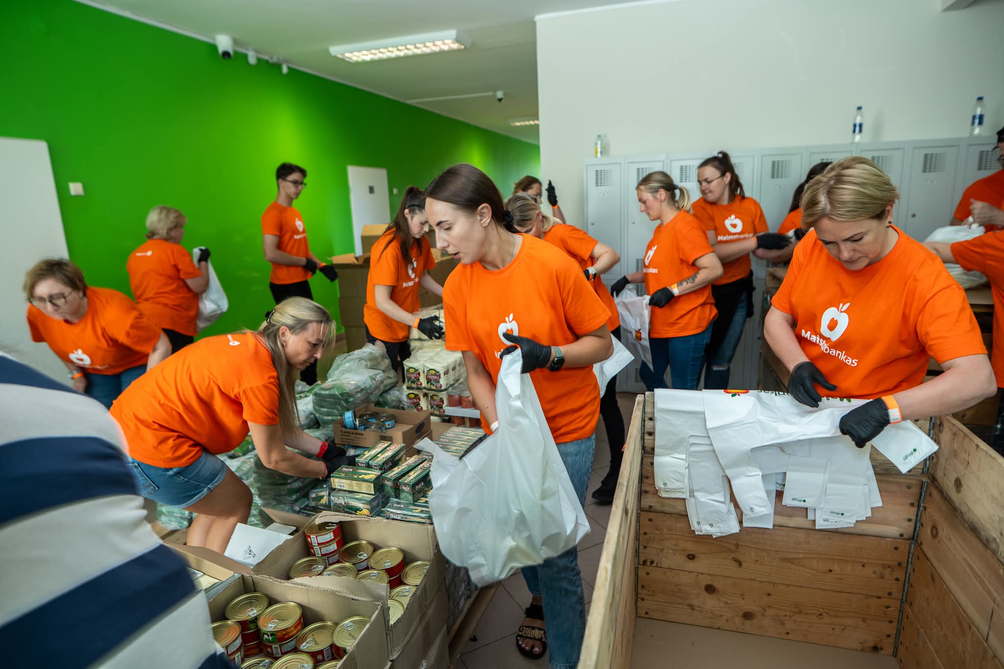 Maisto paketų dalinimas panevėžiečių nenustebino, nes tai kasdienis jų darbas. Tačiau kita įgyta patirtis buvo itin vertinga. Martyno VITĖNO nuotr.