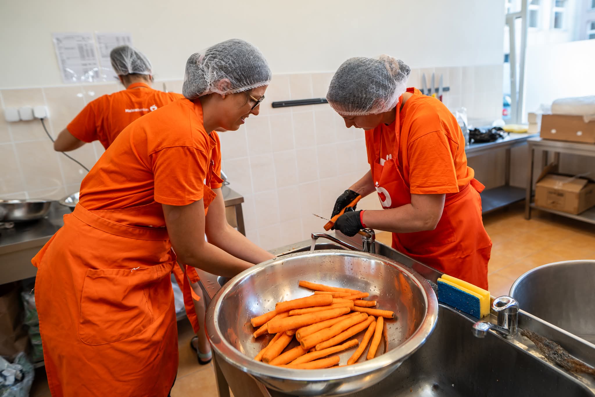 Pratybų tikslas yra pasiruošti bet kokiam scenarijui – stichinės nelaimės, humanitarinės krizės ar karo grėsmes, – kuriam „Maisto banko“ darbuotojams ir savanoriams prireiktų per trumpą laiką organizuoti didelius maisto kiekius. Martyno VITĖNO nuotr.