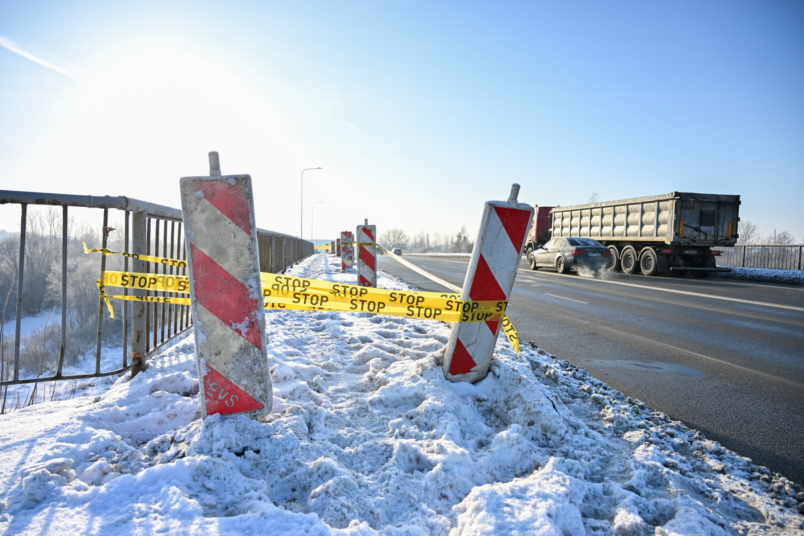 Kaip rekonstrukcijos metu bus organizuojamas eismas Pramonės gatve, svarstomi keli variantai: vienu atveju viadukas galėtų būti visiškai uždarytas, kitu – būtų statomas laikinas, ganėtinai aukštas tiltas. P. ŽIDONIO nuotr.