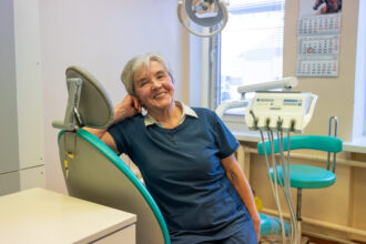 Kai panevėžietė Silvija Andrašiūnienė pradėjo profesinį kelią, dantys buvo plombuojami cementu, gydytojai dirbo be pirštinių ir kaukių, o prie auksinių danties karūnėlių tekdavo stovėti didžiulėse eilėse.