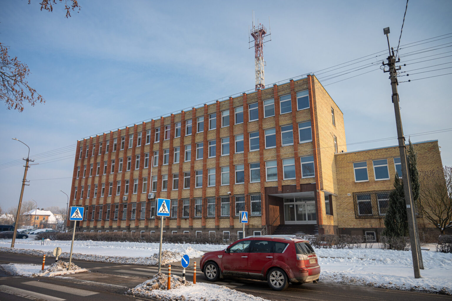 Daug metų policijai tarnavusiame pastate Tulpių gatvėje dar prieš keletą metų aidėjo pareigūnų žingsniai, o areštinėse savo poelgius apmąstydavo sulaikytieji.