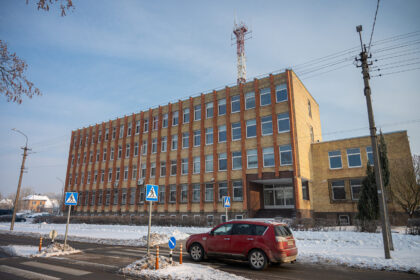 Daug metų policijai tarnavusiame pastate Tulpių gatvėje dar prieš keletą metų aidėjo pareigūnų žingsniai, o areštinėse savo poelgius apmąstydavo sulaikytieji.