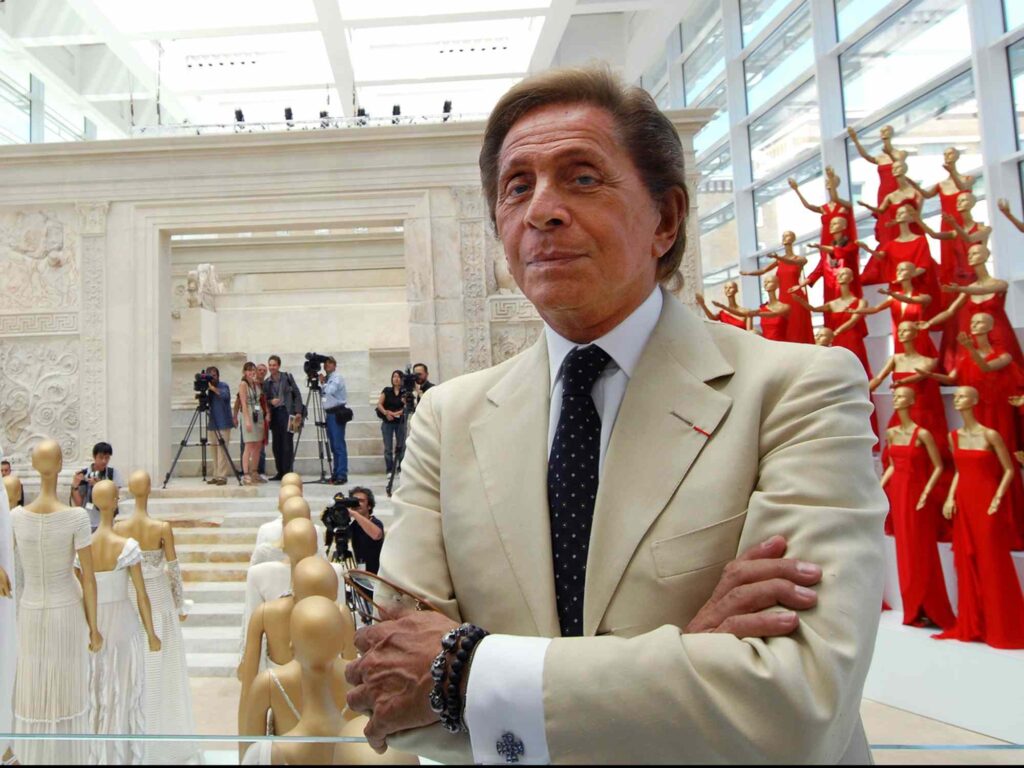 Romoje, eidamas 94-uosius metus, mirė mados namų „Valentino“ įkūrėjas Valentinas Garavanis. Apie tai praneša laikraštis „La Repubblica“ ir kita Italijos žiniasklaida.