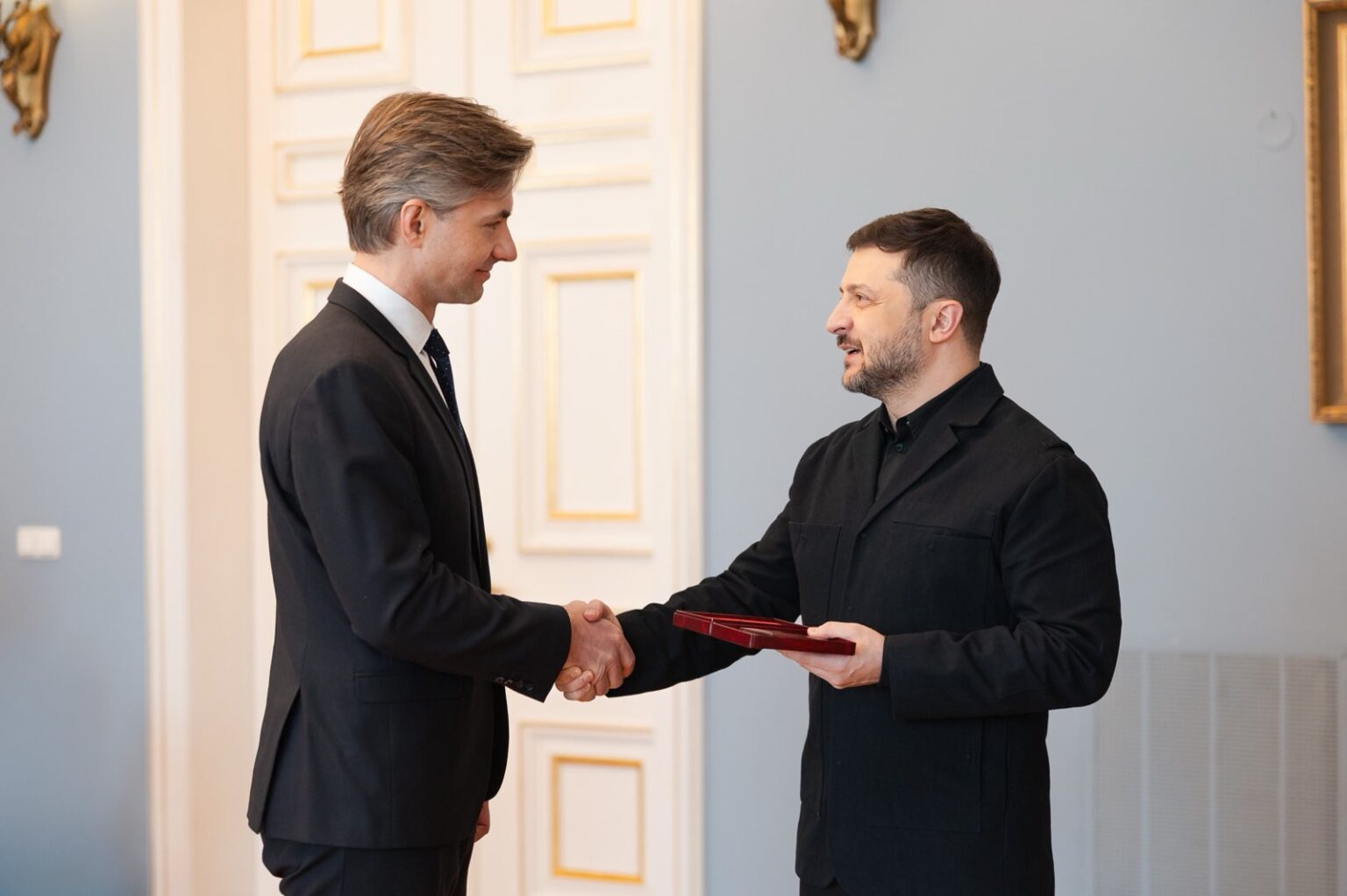 Vilniuje sekmadienį viešintis Ukrainos prezidentas Volodymyras Zelenskis įteikė savo valstybės apdovanojimą Lietuvos užsienio reikalų ministrui Kęstučiui Budriui.