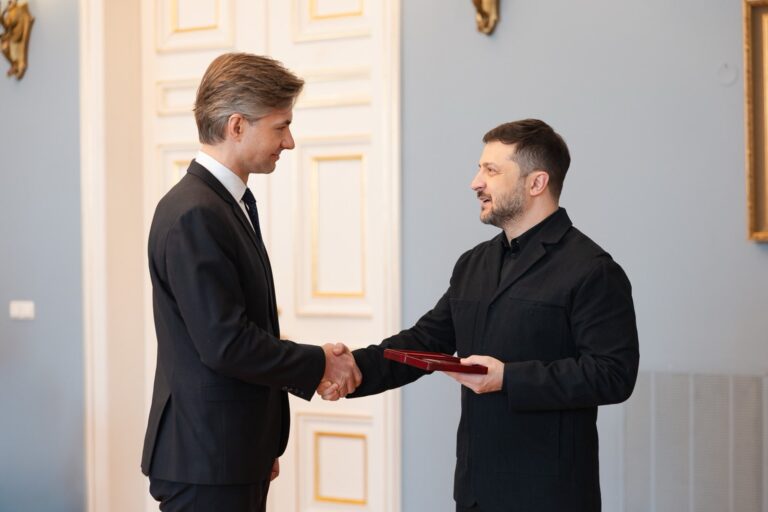 Vilniuje sekmadienį viešintis Ukrainos prezidentas Volodymyras Zelenskis įteikė savo valstybės apdovanojimą Lietuvos užsienio reikalų ministrui Kęstučiui Budriui.