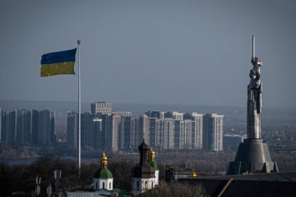 Po rusijos antskrydžių Kyjivo gyventojai liko be šilumos, elektros ir vandens. Miesto valdžia stengiasi kuo greičiau atkurti tiekimą, tačiau daugiabučiai virto „mirties zona“, kur temperatūra nukritusi žemiau nulio, o gyventojai nuo šalčio ginasi butuose statydamiesi palapines.