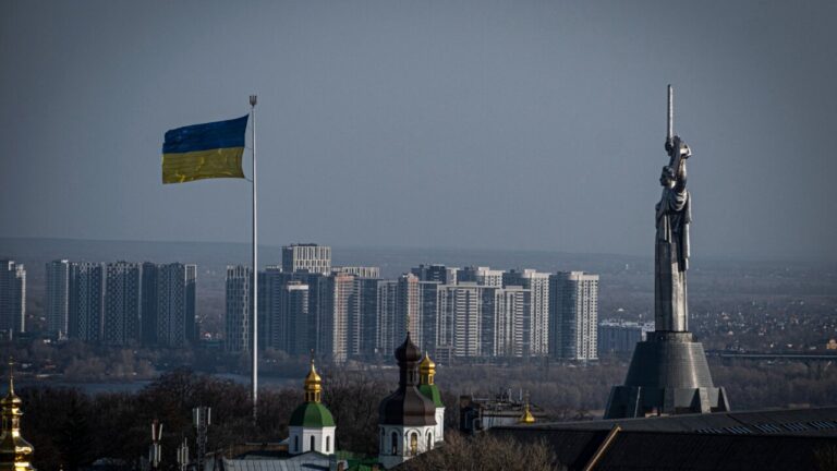 Po rusijos antskrydžių Kyjivo gyventojai liko be šilumos, elektros ir vandens. Miesto valdžia stengiasi kuo greičiau atkurti tiekimą, tačiau daugiabučiai virto „mirties zona“, kur temperatūra nukritusi žemiau nulio, o gyventojai nuo šalčio ginasi butuose statydamiesi palapines.