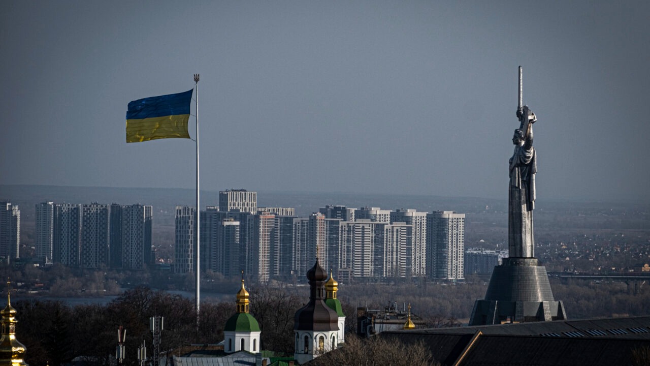 Po rusijos antskrydžių Kyjivo gyventojai liko be šilumos, elektros ir vandens. Miesto valdžia stengiasi kuo greičiau atkurti tiekimą, tačiau daugiabučiai virto „mirties zona“, kur temperatūra nukritusi žemiau nulio, o gyventojai nuo šalčio ginasi butuose statydamiesi palapines.