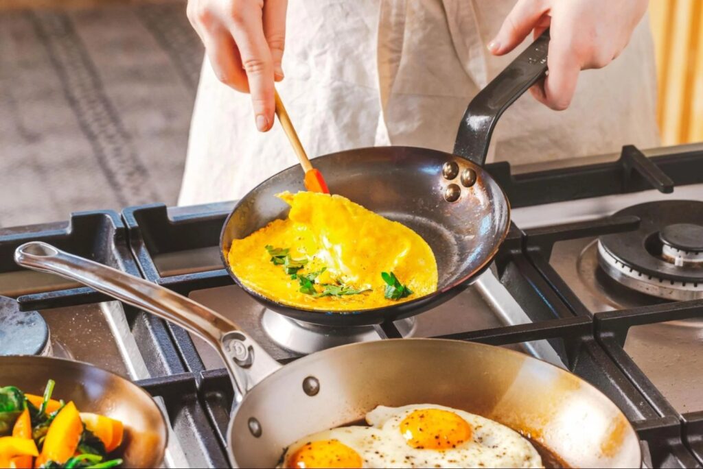 Omletas – toks patiekalas, kurį, nepaisant susiklosčiusios tradicijos, visai nebūtina valgyti tik pusryčiams.