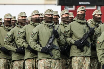 Svetainėje karys.lt penktadienį paskelbtas šių metų karo prievolininkų sąrašas, į kurį įtraukti 42 556 karo prievolininkai. Jau iki sąrašo paskelbimo savo noru atlikti privalomąją pradinę karo tarnybą užsirašė apie 3 800 jaunuolių.