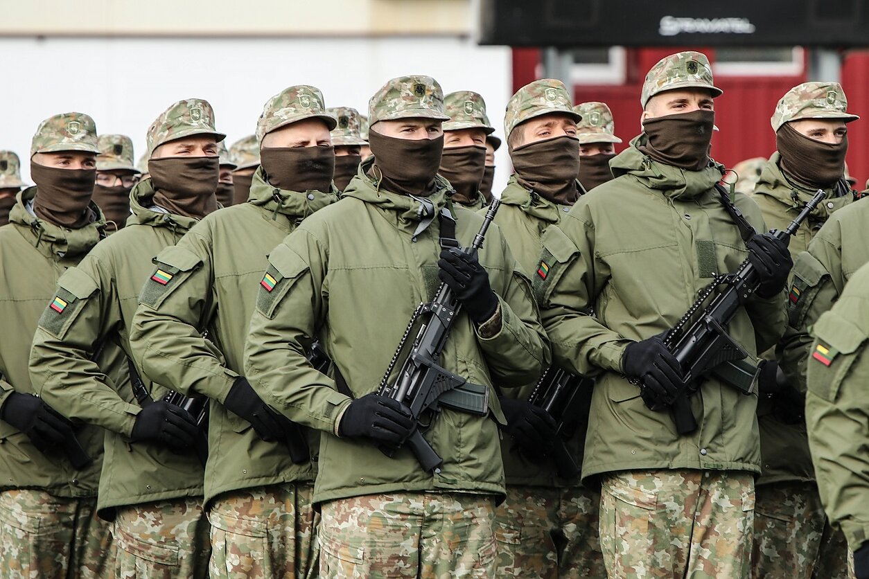 Svetainėje karys.lt penktadienį paskelbtas šių metų karo prievolininkų sąrašas, į kurį įtraukti 42 556 karo prievolininkai. Jau iki sąrašo paskelbimo savo noru atlikti privalomąją pradinę karo tarnybą užsirašė apie 3 800 jaunuolių.