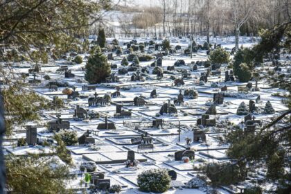 Į Panevėžį ir jo apylinkes įsimetė giltinė. Laidojimo paslaugų įmonės pabrėžia, kad per Kūčias dalgiu mojuoti pradėjusi nelaboji iš rankų jo nepaleidžia iki šiolei.
