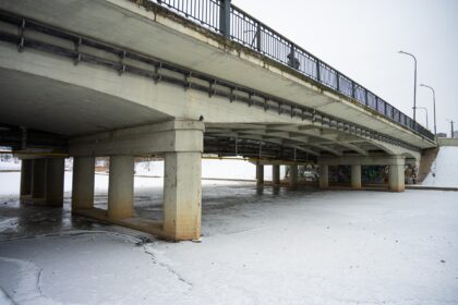 Panevėžio krašto upes sukaustęs storas ledas grasina pakartoti 2010 metų scenarijų, kai rajone teko evakuoti šimtus gyventojų, buvo užlieti tūkstančiai sodybų ir sodų namelių, po vandeniu atsidūręs net Skaistakalnio parkas.
