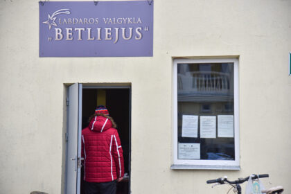 Panevėžyje socialiniai darbuotojai susiduria su paradoksu: savimi pasirūpinti nebegalintys gyventojai atsisako pagalbos vien dėl kelių eurų priemokos, o kartais – ir be jokios akivaizdžios priežasties.