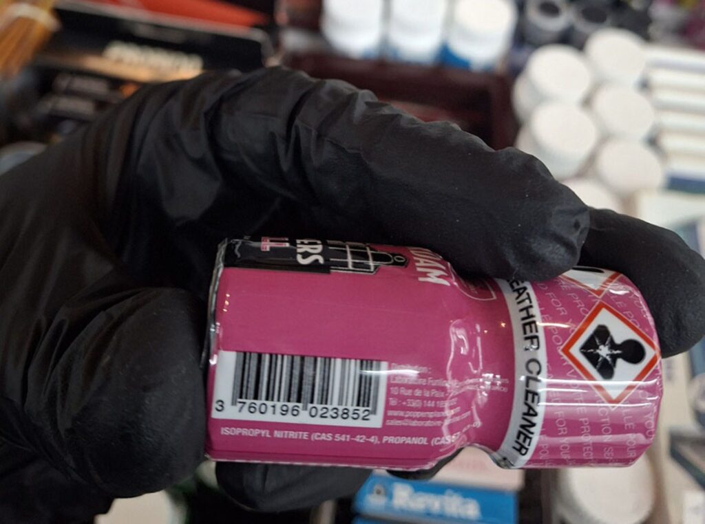 Muitinės kriminalinės tarnybos (MKT) pareigūnai, gavę informacijos apie galimą psichotropinių medžiagų platinimą, visoje Lietuvoje vykdė kratas erotinių prekių parduotuvėse „Aistra“.