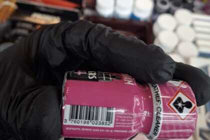 Muitinės kriminalinės tarnybos (MKT) pareigūnai, gavę informacijos apie galimą psichotropinių medžiagų platinimą, visoje Lietuvoje vykdė kratas erotinių prekių parduotuvėse „Aistra“.