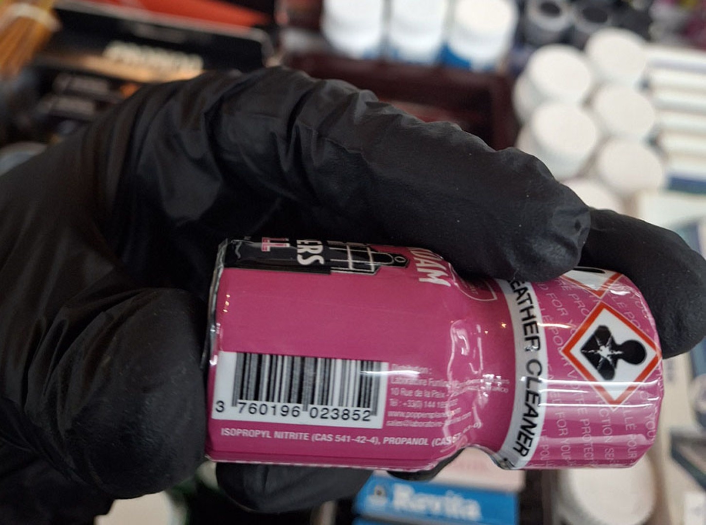 Muitinės kriminalinės tarnybos (MKT) pareigūnai, gavę informacijos apie galimą psichotropinių medžiagų platinimą, visoje Lietuvoje vykdė kratas erotinių prekių parduotuvėse „Aistra“.