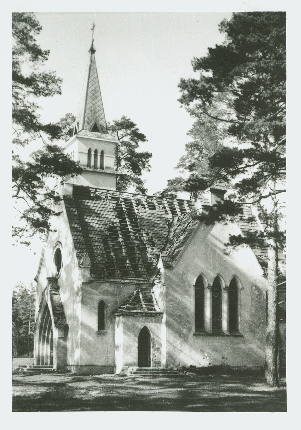 Senoji Berčiūnų Jėzaus Širdies bažnyčia, projektuota architekto Jono Muloko. Jos statyba pradėta 1938 m., pamatai pašventinti 1941 m. rugsėjo 14 d., pastatyta 1944-aisiais. Fotografuota architekto Vytauto Nistelio 1958 m. balandį, per šv. Velykas. 1959 m. bažnyčia sugriauta iki pamatų.