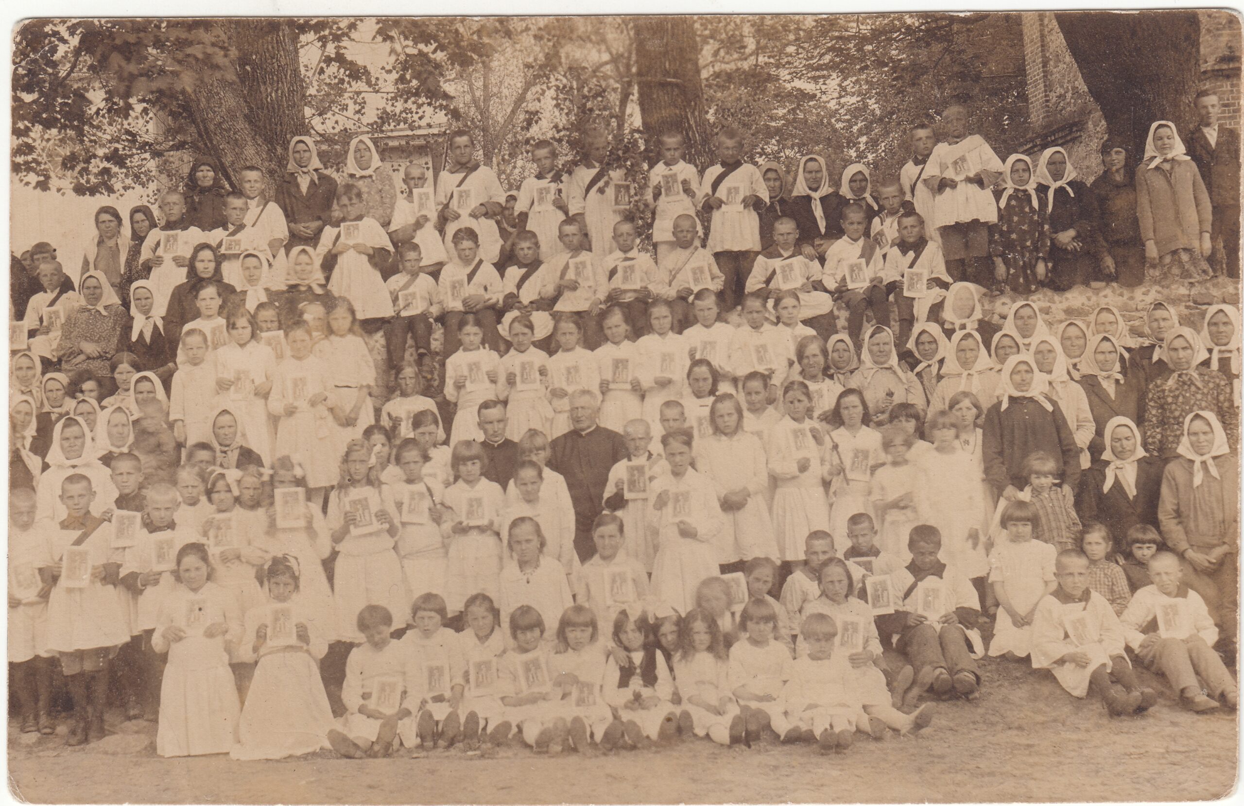 Ilgametis Pušaloto Šv. apaštalų Petro ir Povilo parapijos klebonas Jonas Ulickas (sėdi centre dešinėje) su gausiu būriu žmonių, daugiausia vaikų. 1931 m. Kun. J. Ulickas buvo aktyvus uždraustos lietuviškos spaudos gabentojas ir platintojas. Pušaloto parapijoje jis tarnavo 1920–1959 m., iki pat savo mirties.