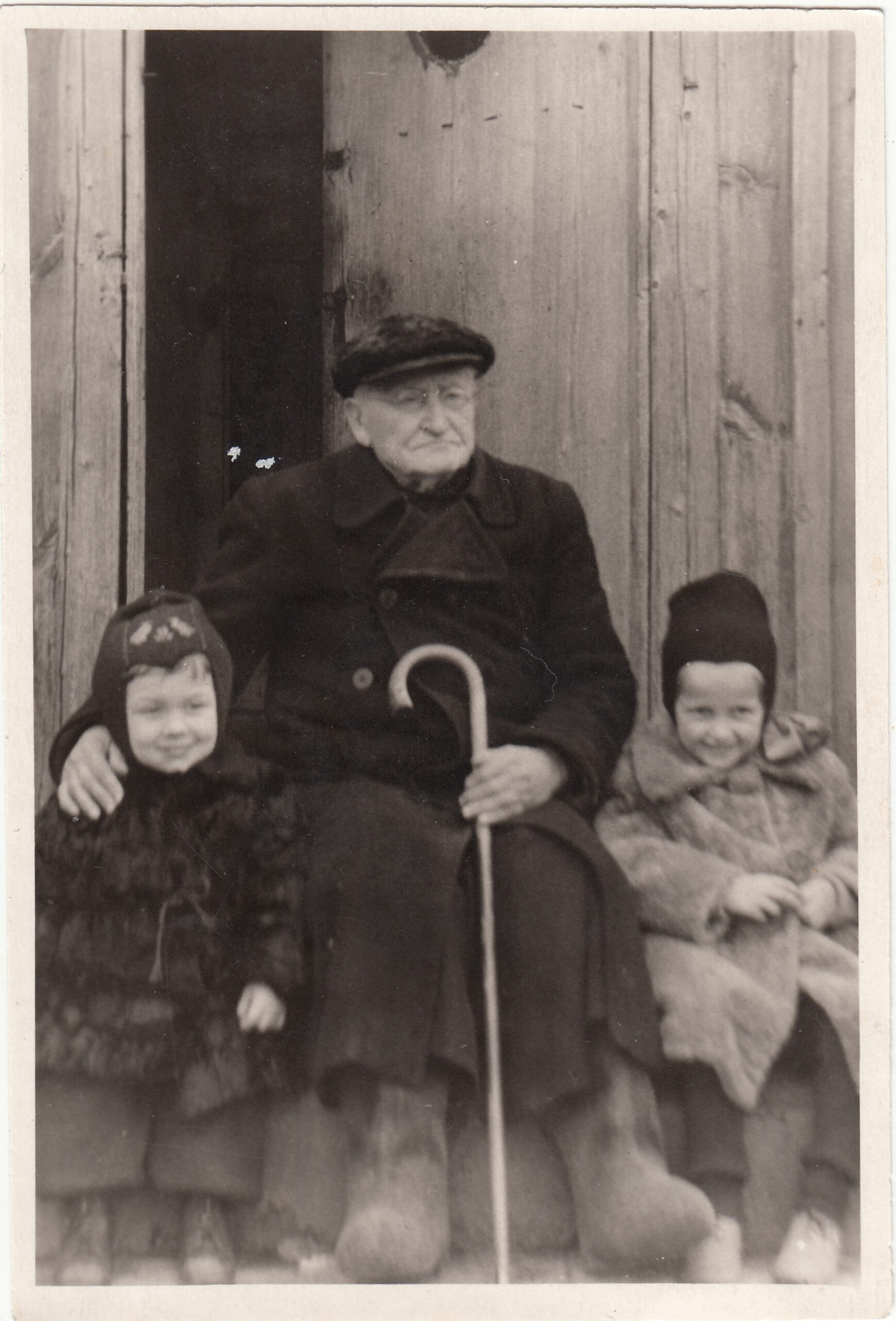 Klebonas Jonas Ulickas su giminių vaikais Juliumi Mikelinsku (kairėje) ir Meile Nistelyte. XX a. 6 deš.