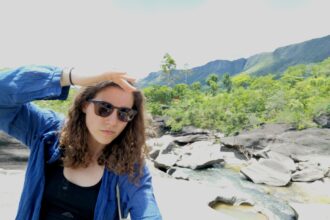 Iš Panevėžio kilusios rašytojos, teatro įkūrėjos Gretos Gudelytės biografija skamba tarsi įdomi novelė: vaikystė Šv. apaštalų Petro ir Povilo bažnyčios pašonėje, važinėjimas senutėle „Volga“, kuri kadaise priklausė Donatui Banioniui, o vėliau spaudoje plačiai nuskambėjusiam mafiozui, pamokų ruošimas senosiose kapinėse, o dabar – nesibaigiančios kelionės tarp žemynų.