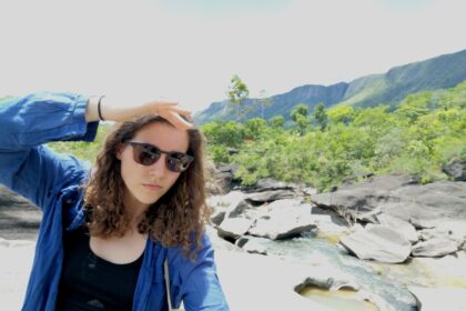 Iš Panevėžio kilusios rašytojos, teatro įkūrėjos Gretos Gudelytės biografija skamba tarsi įdomi novelė: vaikystė Šv. apaštalų Petro ir Povilo bažnyčios pašonėje, važinėjimas senutėle „Volga“, kuri kadaise priklausė Donatui Banioniui, o vėliau spaudoje plačiai nuskambėjusiam mafiozui, pamokų ruošimas senosiose kapinėse, o dabar – nesibaigiančios kelionės tarp žemynų.