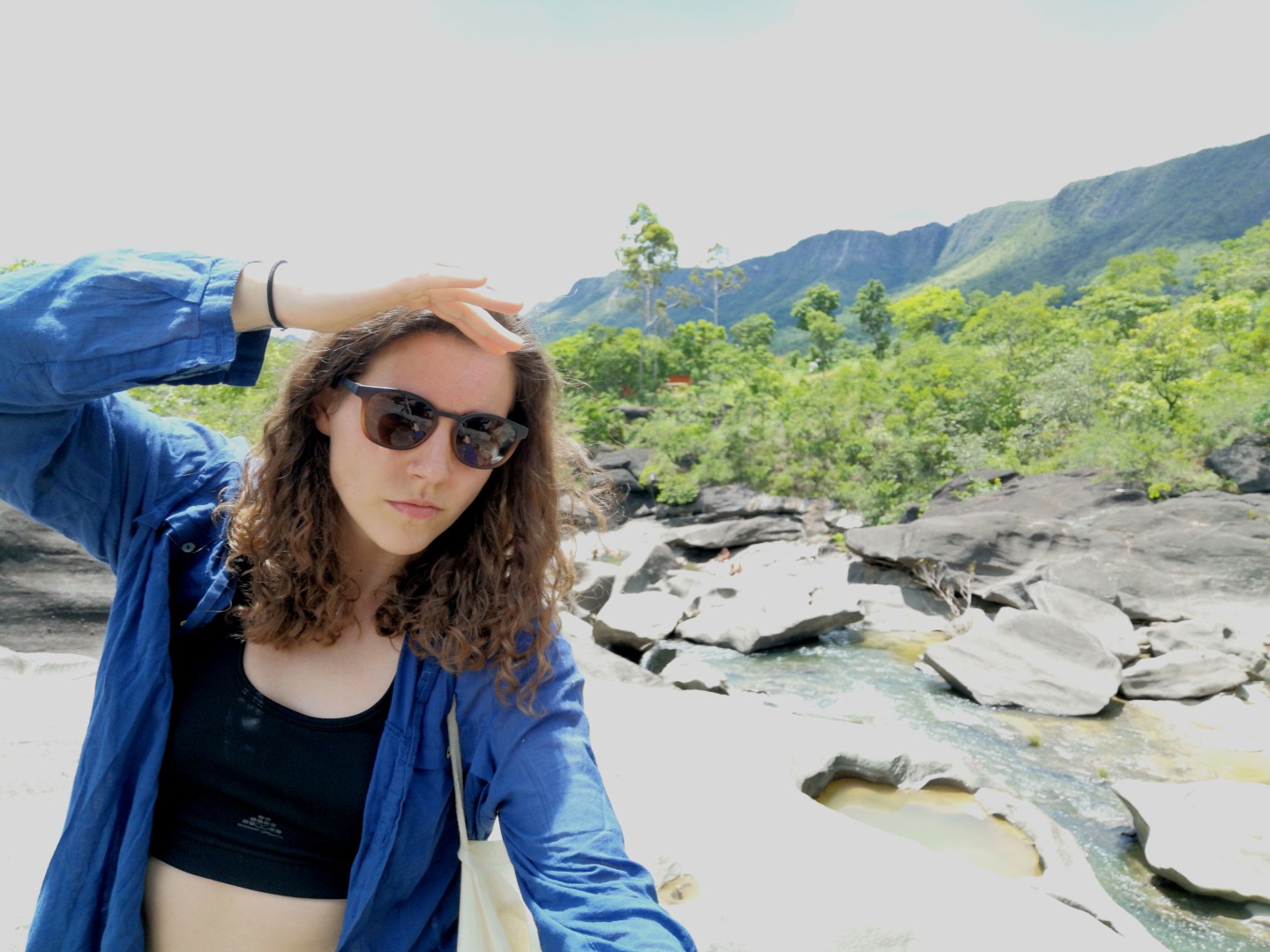 Iš Panevėžio kilusios rašytojos, teatro įkūrėjos Gretos Gudelytės biografija skamba tarsi įdomi novelė: vaikystė Šv. apaštalų Petro ir Povilo bažnyčios pašonėje, važinėjimas senutėle „Volga“, kuri kadaise priklausė Donatui Banioniui, o vėliau spaudoje plačiai nuskambėjusiam mafiozui, pamokų ruošimas senosiose kapinėse, o dabar – nesibaigiančios kelionės tarp žemynų.