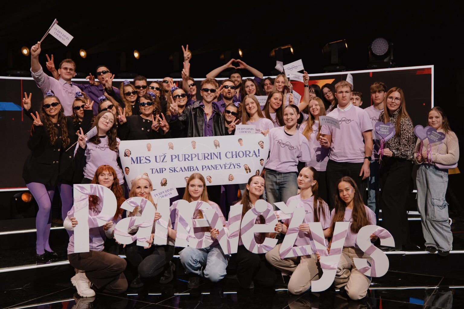 Jei sekmadienio vakarą balsai iš televizoriaus ims skambėti gerokai garsiau nei įprastai ir pasieks aukščiausius decibelus – nenustebkite. Tai ne technika. Tai – Panevėžio „Purpurinio“ choro skleidžiama energija.