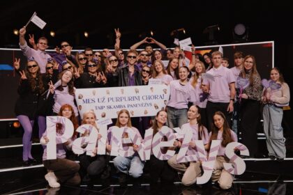 Jei sekmadienio vakarą balsai iš televizoriaus ims skambėti gerokai garsiau nei įprastai ir pasieks aukščiausius decibelus – nenustebkite. Tai ne technika. Tai – Panevėžio „Purpurinio“ choro skleidžiama energija.