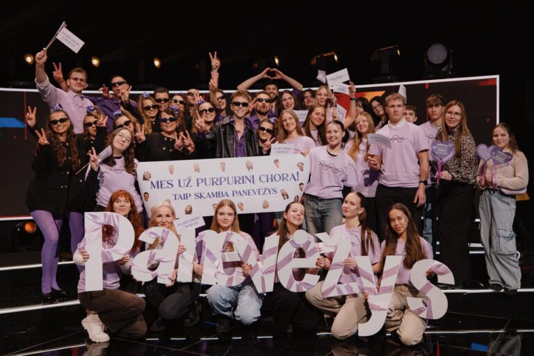Jei sekmadienio vakarą balsai iš televizoriaus ims skambėti gerokai garsiau nei įprastai ir pasieks aukščiausius decibelus – nenustebkite. Tai ne technika. Tai – Panevėžio „Purpurinio“ choro skleidžiama energija.