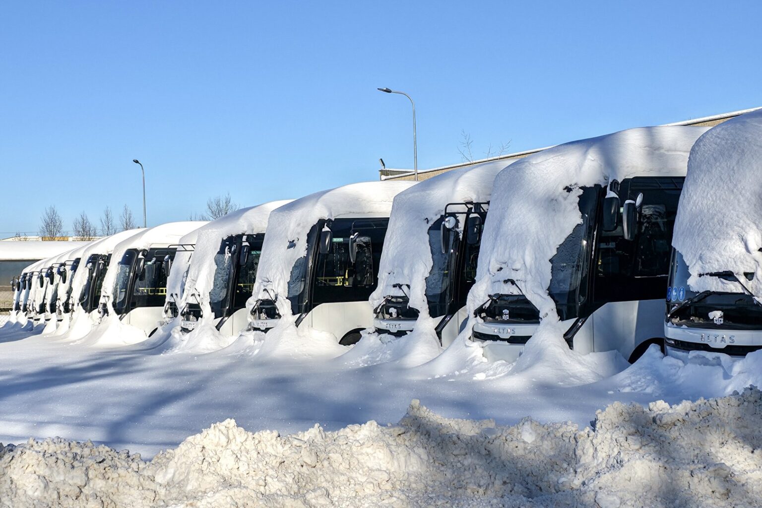 Panevėžio rajono savivaldybės ambicingas planas, kad į kaimus kursuotų patys naujausi autobusai, atsitrenkė į teismo duris.