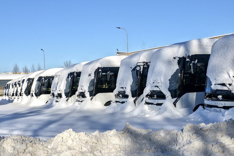 Panevėžio rajono savivaldybės ambicingas planas, kad į kaimus kursuotų patys naujausi autobusai, atsitrenkė į teismo duris.