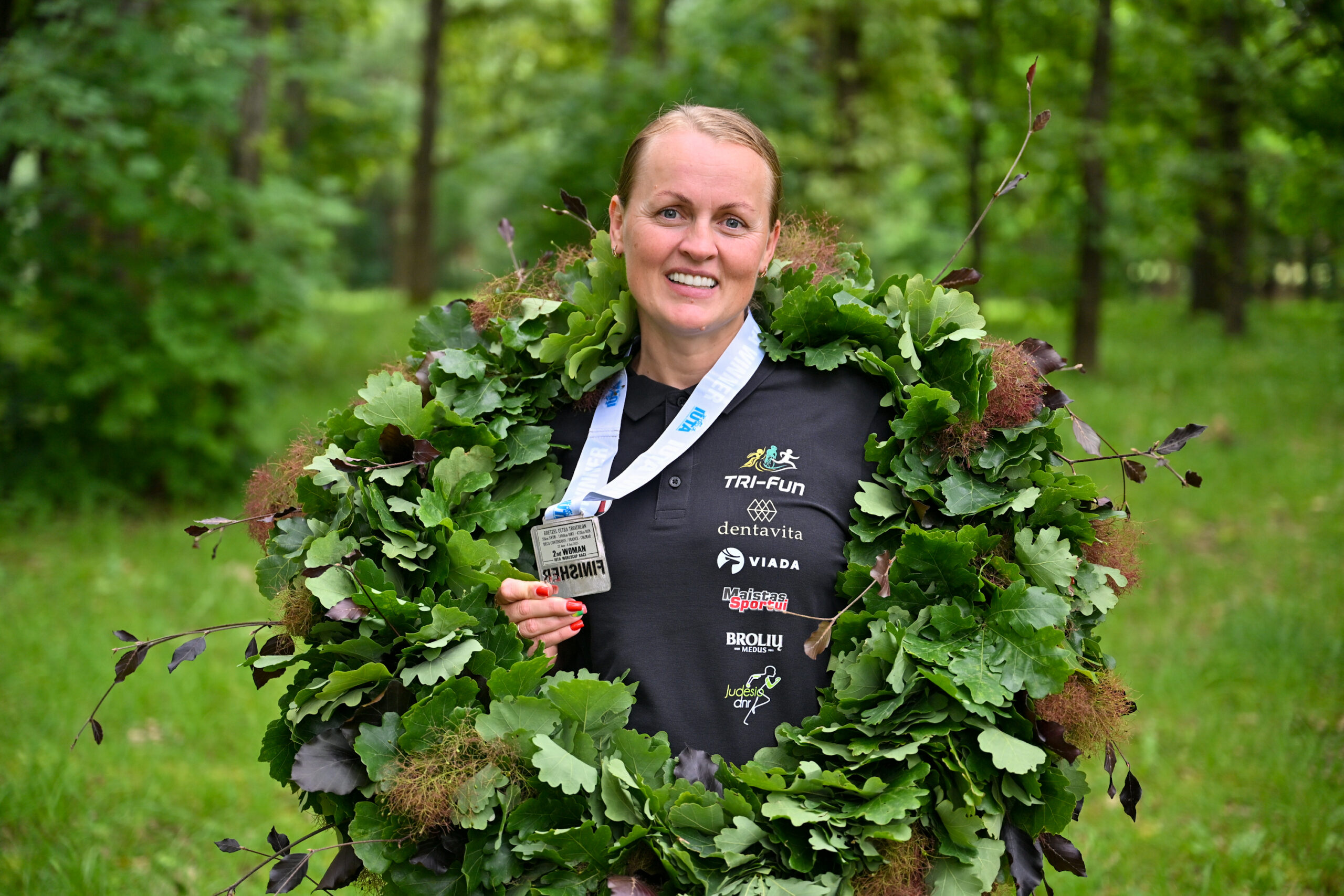 Pirmoji lietuvė, įveikusi dešimtgubą ultratriatloną, Alina Ranceva apdovanojama ordino „Už nuopelnus Lietuvai“ medaliu. G. KARTANO nuotr.