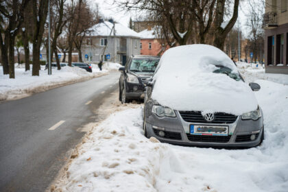Jau apie dvi dešimtys panevėžiečių sulaukė įspėjimų iš gatvių patraukti užpustytus savo automobilius. P. ŽIDONIO nuotr.