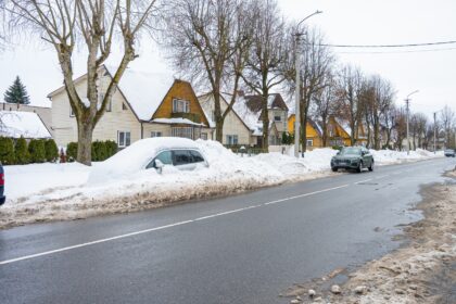 „Iki šiol dėl sniego tikrai nėra tekę siųsti pranešimų automobilių savininkams. Juos siųsdavome tik tuomet, kai būdavo numatyti kelių ar gatvių remonto darbai“, – sako Viešosios tvarkos ir kontrolės skyriaus vedėjas Tadas Martinaitis. Anot jo, šią žiemą sniegas gatvėse tapo itin opia problema. Gavus informaciją apie planuojamas valyti gatves ir jose ilgai stovinčius automobilius, kontrolieriai vyksta tikrinti situacijos. Sniege „užmigusių“ automobilių savininkams siunčiami įspėjimai patraukti transportą iš gatvių.